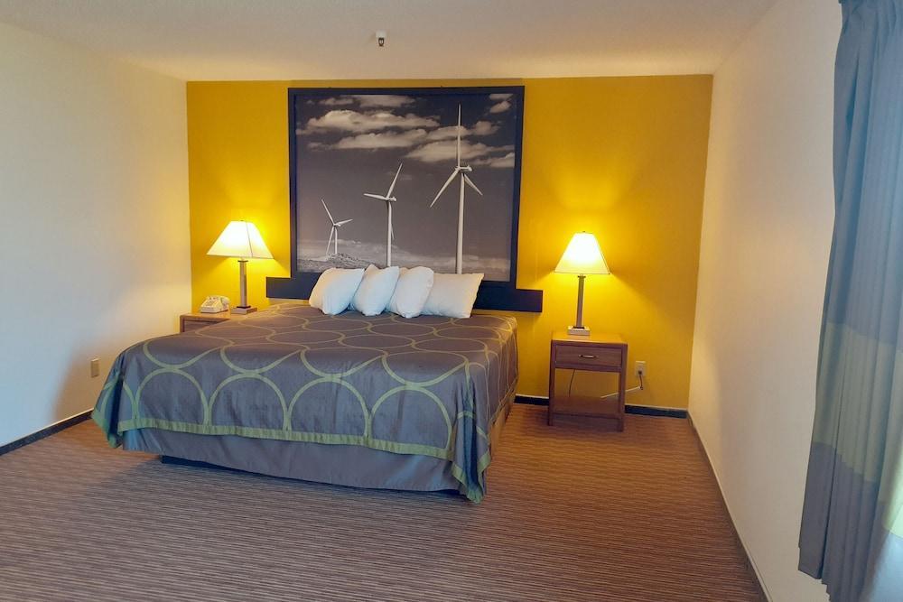 Super 8 By Wyndham Pratt Hotel Ngoại thất bức ảnh
