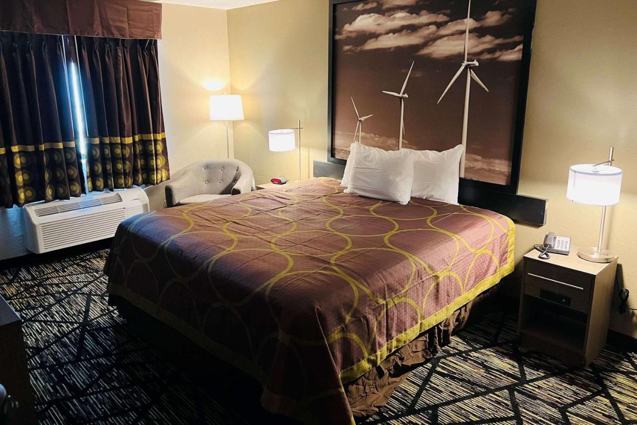 Super 8 By Wyndham Pratt Hotel Ngoại thất bức ảnh