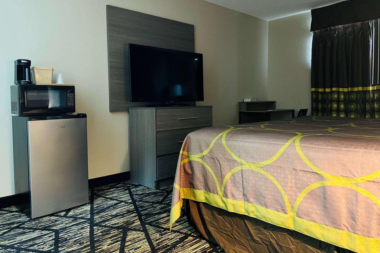 Super 8 By Wyndham Pratt Hotel Ngoại thất bức ảnh