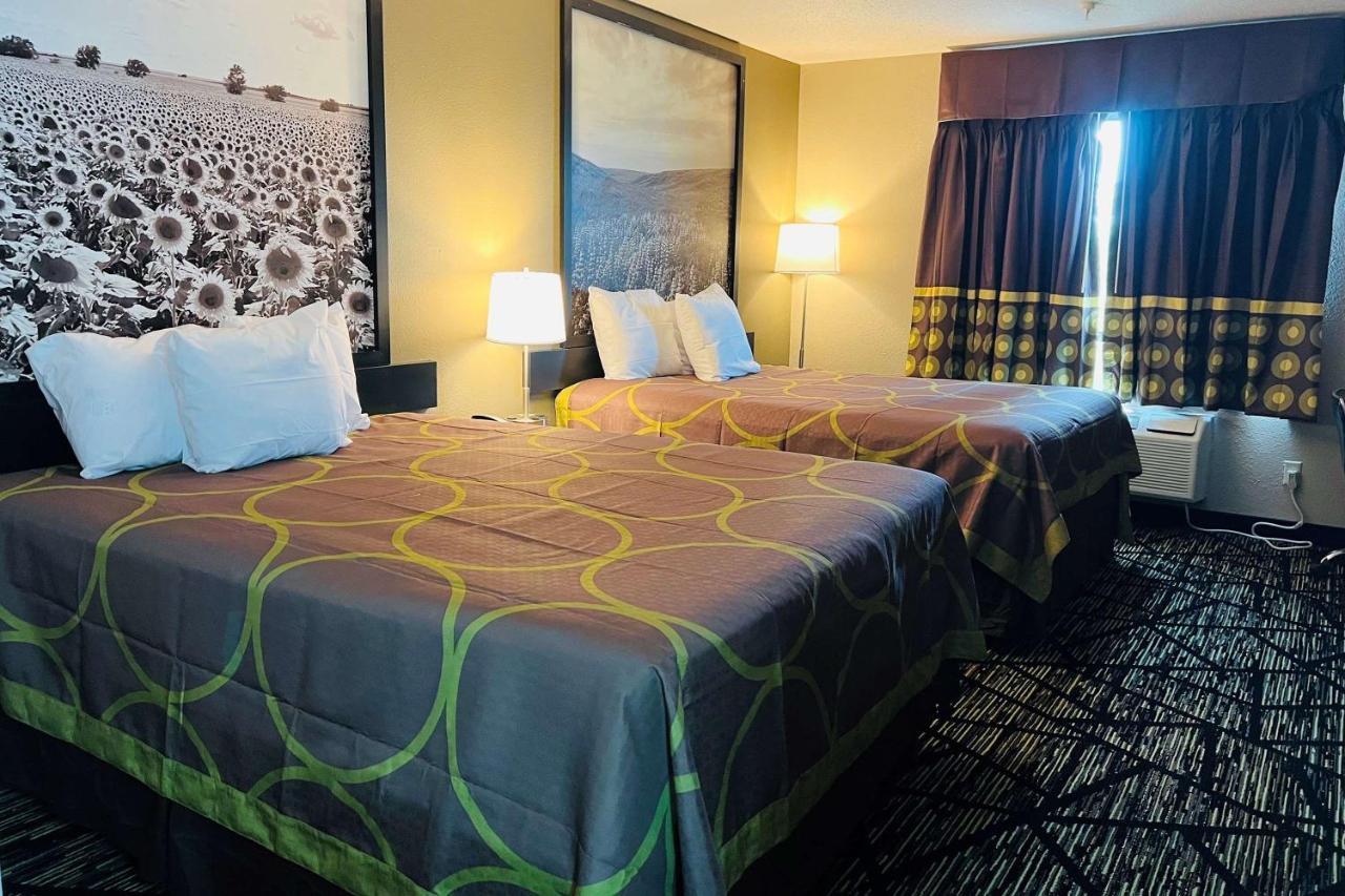 Super 8 By Wyndham Pratt Hotel Ngoại thất bức ảnh