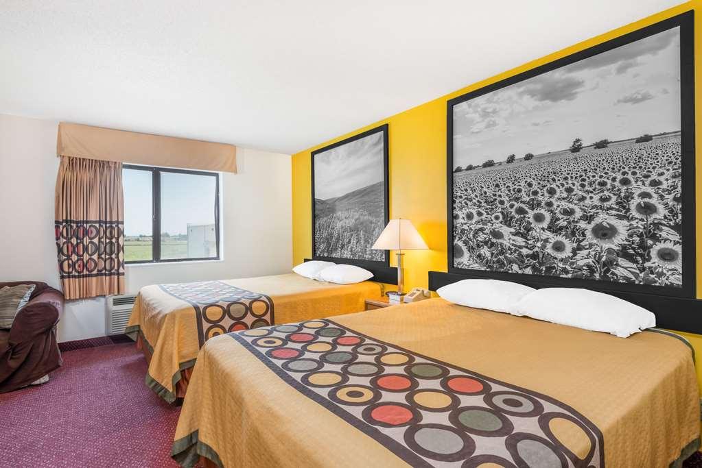 Super 8 By Wyndham Pratt Hotel Phòng bức ảnh