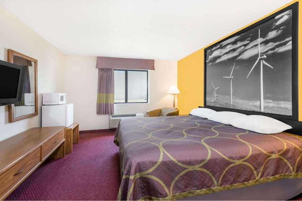 Super 8 By Wyndham Pratt Hotel Phòng bức ảnh