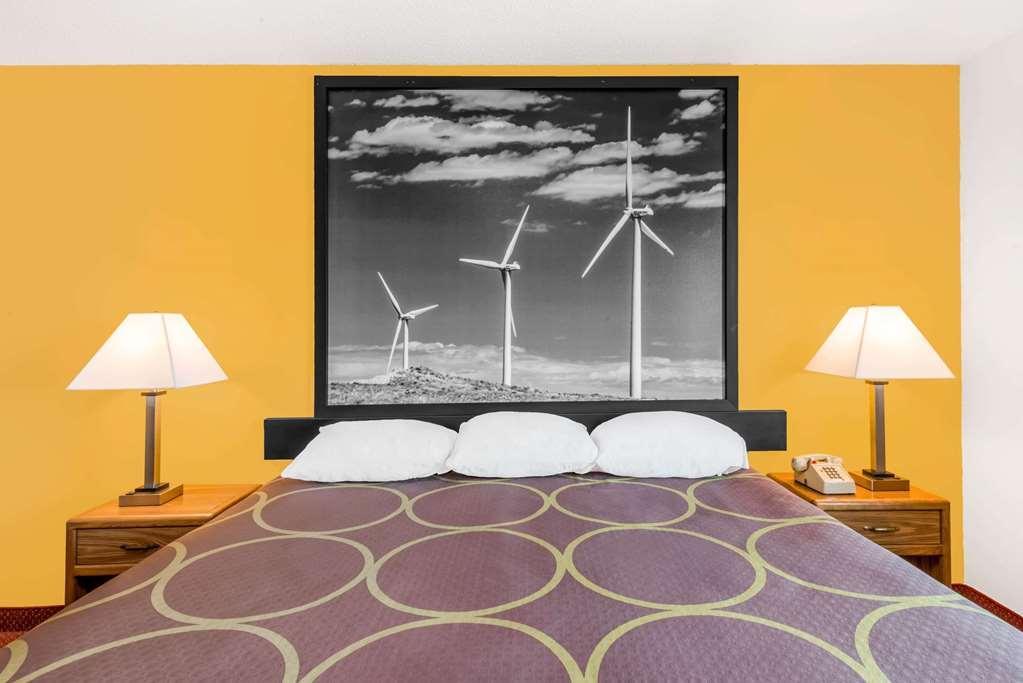 Super 8 By Wyndham Pratt Hotel Phòng bức ảnh