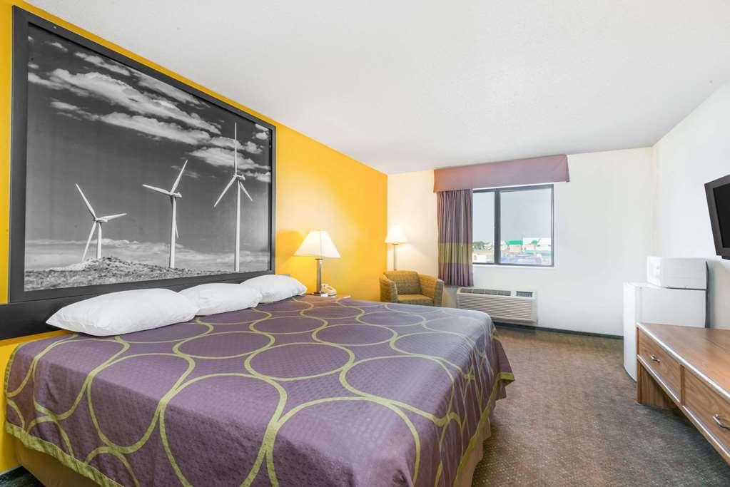 Super 8 By Wyndham Pratt Hotel Phòng bức ảnh