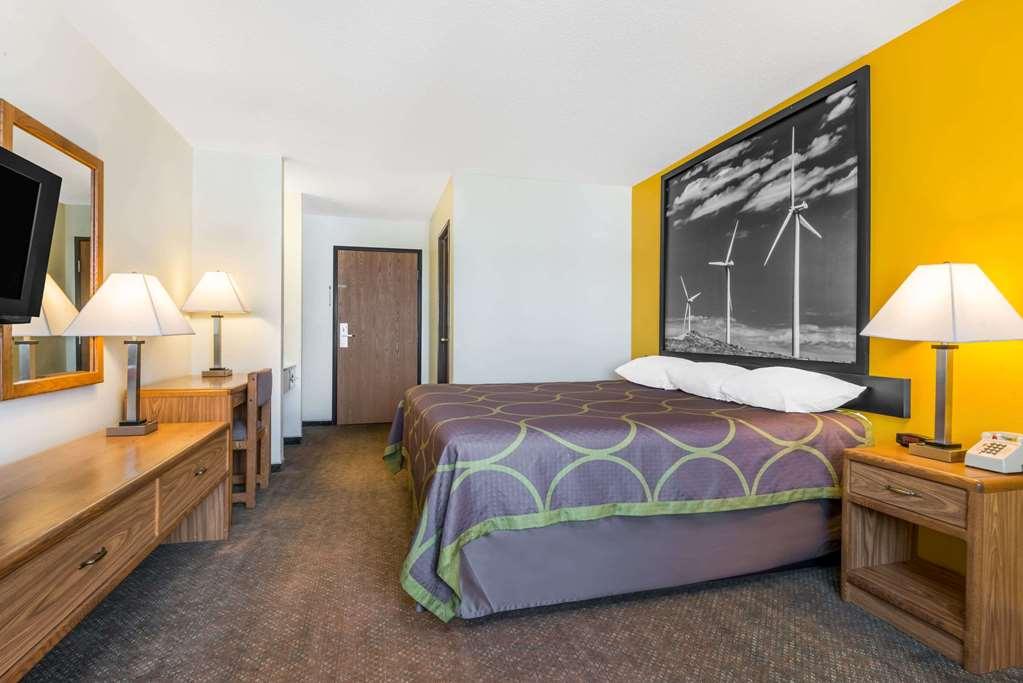 Super 8 By Wyndham Pratt Hotel Phòng bức ảnh