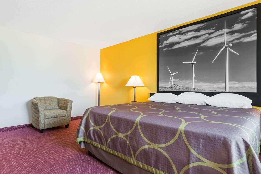 Super 8 By Wyndham Pratt Hotel Phòng bức ảnh