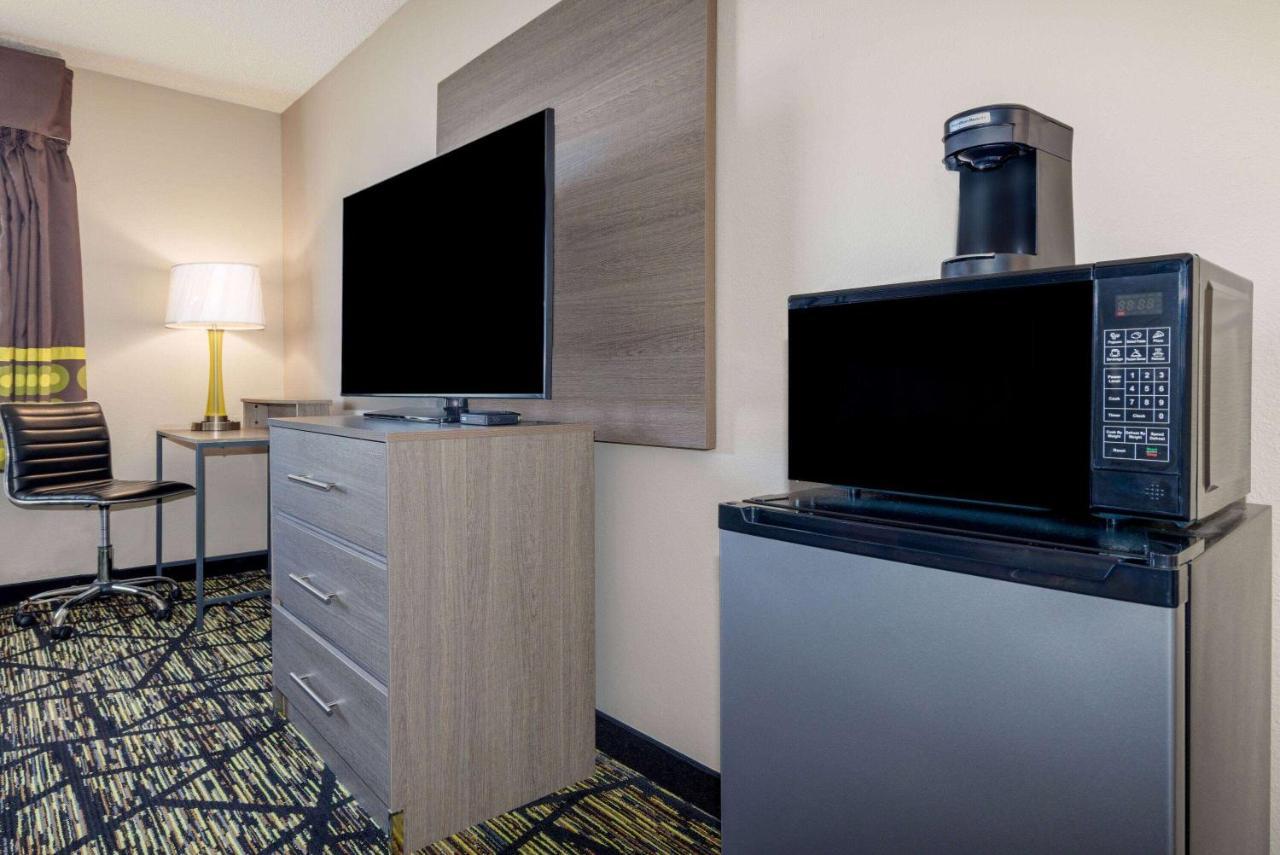Super 8 By Wyndham Pratt Hotel Ngoại thất bức ảnh