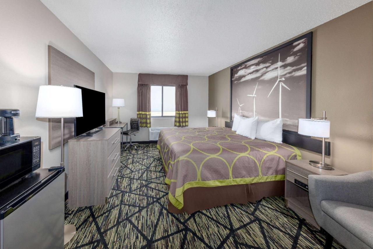 Super 8 By Wyndham Pratt Hotel Ngoại thất bức ảnh
