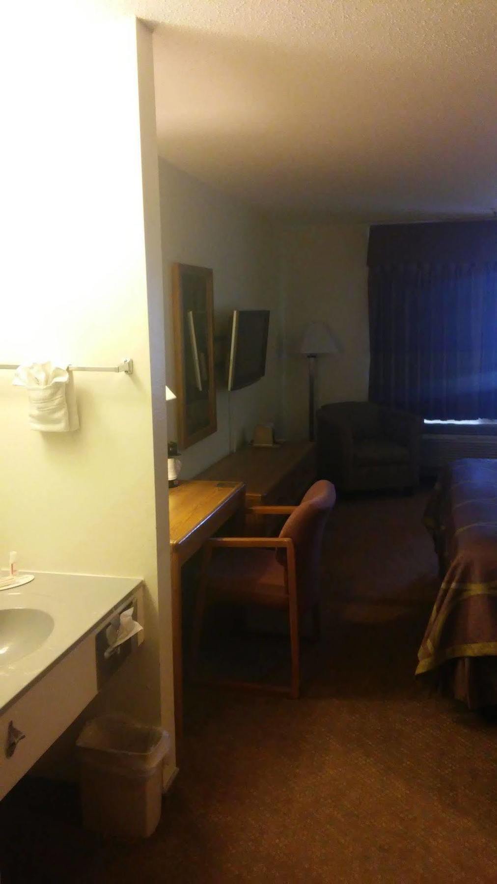 Super 8 By Wyndham Pratt Hotel Ngoại thất bức ảnh