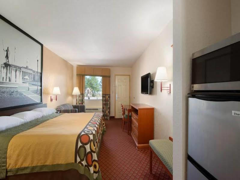 Super 8 By Wyndham Pratt Hotel Ngoại thất bức ảnh